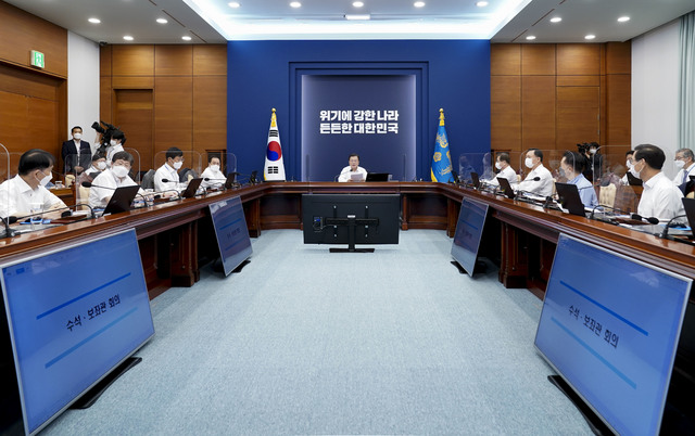 [서울=뉴시스] 문재인 대통령이 26일 청와대에서 열린 수석·보좌관회의에서 발언을 하고 있다. (사진=청와대 제공) 2021.07.26. photo@newsis.com *재판매 및 DB 금지