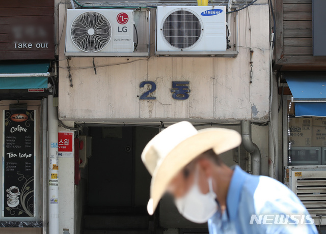 [서울=뉴시스] 김병문 기자 = 폭염으로 전력 사용이 급증하면서 일부 노후 아파트에서 정전이 잇따르는 가운데 26일 오후 서울 시내 한 아파트 외벽에 실외기가 설치돼 있다. 2021.07.26. dadazon@newsis.com