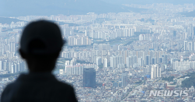 [서울=뉴시스] 고범준 기자 = 서울의 집값이 두 달 연속 0.1%대 상승률을 기록하고 서울의 전셋값이 석 달째 상승폭을 확대하며 전세난 우려를 키웠다. KB 리브부동산이 발표한 월간 KB주택시장 동향 자료에 따르면 7월 서울 주택 매매가격은 1.00% 상승, 전월과 비슷한 수준으로 올랐다고 밝혔다. 사진은 26일 서울 송파구 롯데월드타워 서울스카이에서 바라본 도심에 아파트와 주택들이 보이고 있다. 2021.07.26. bjko@newsis.com