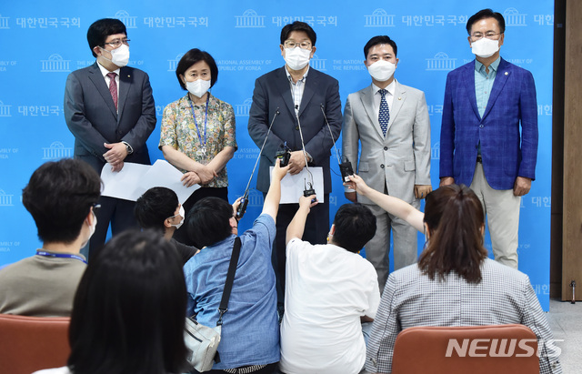 [서울=뉴시스] 최동준 기자 = 국민의힘 권성동 의원을 비롯한 참석자들이 26일 서울 여의도 국회 소통관에서 당외 대선후보 입당 촉구 기자회견을 마치고 취재진 질문에 답변하고 있다. (공동취재사진) 2021.07.26. photo@newsis.com