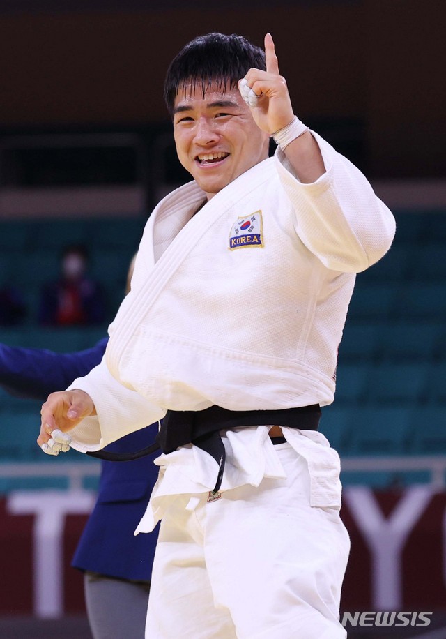 [도쿄(일본)=뉴시스] 최진석 기자 = 안창림이 26일 오후 도쿄 일본무도관에서 열린 2020 도쿄올림픽 유도 남자 73kg급 8강에서 이스라엘의 부트불을 연장 승부끝에 안다리 절반으로 승리를 거두며 준결승에 진출 한 뒤 기뻐하고 있다. 2021.07.26. myjs@newsis.com
