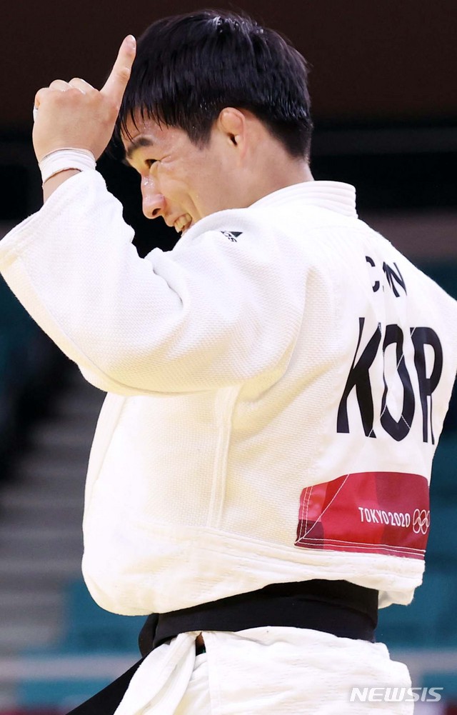 [도쿄(일본)=뉴시스] 최진석 기자 = 안창림이 26일 오후 도쿄 일본무도관에서 열린 2020 도쿄올림픽 유도 남자 73kg급 8강에서 이스라엘의 부트불을 연장 승부끝에 안다리 절반으로 승리를 거두며 준결승에 진출 한 뒤 기뻐하고 있다. 2021.07.26. myjs@newsis.com