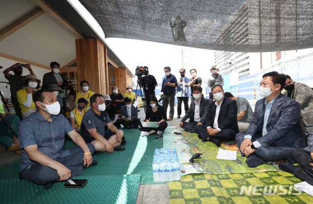 [서울=뉴시스] 국회사진기자단 = 송영길 더불어민주당 대표가 26일 서울 광화문 광장 '세월호 기억공간'을 방문해 4.16세월호참사가족협의회와 면담하고 있다. 2021.07.26. photo@newsis.com