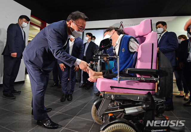 [서울=뉴시스] 김명원 기자 = 김부겸 국무총리가 26일 오후 서울 은평구 장애인지원주택 엔젤스헤이븐에서 열린 간담회에 참석해 유태호 입주자 대표와 인사하고 있다. (공동취재사진) 2021.07.26. photo@newsis.com