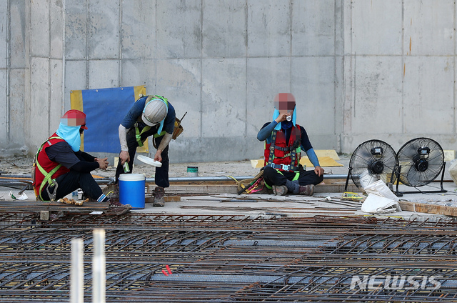 [서울=뉴시스] 백동현 기자 = 지난 2021년 7월 26일 서울 영등포구 한 건설 현장에서 건설 노동자들이 그늘에서 휴식을 취하고 있다. 2021.07.26 livertrent@newsis.com