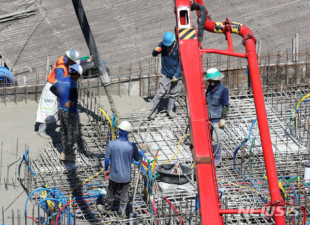 [서울=뉴시스] 백동현 기자 = 연일 폭염이 이어지는 26일 서울 영등포구 한 건설 현장에서 건설 노동자들이 작업을 하고 있다. 2021.07.26 livertrent@newsis.com