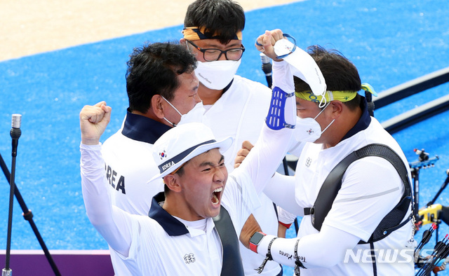 [도쿄(일본)=뉴시스] 이영환 기자 = 양궁 국가대표 김제덕이 26일 오후(현지시간) 일본 도쿄 유메노시마 공원 양궁장에서 열린 도쿄올림픽 남자양궁 단체전 4강전 일본과의 경기에서 슛오프 끝에 승리를 거둔 후 기뻐하고 있다. 2021.07.26. 20hwan@newsis.com