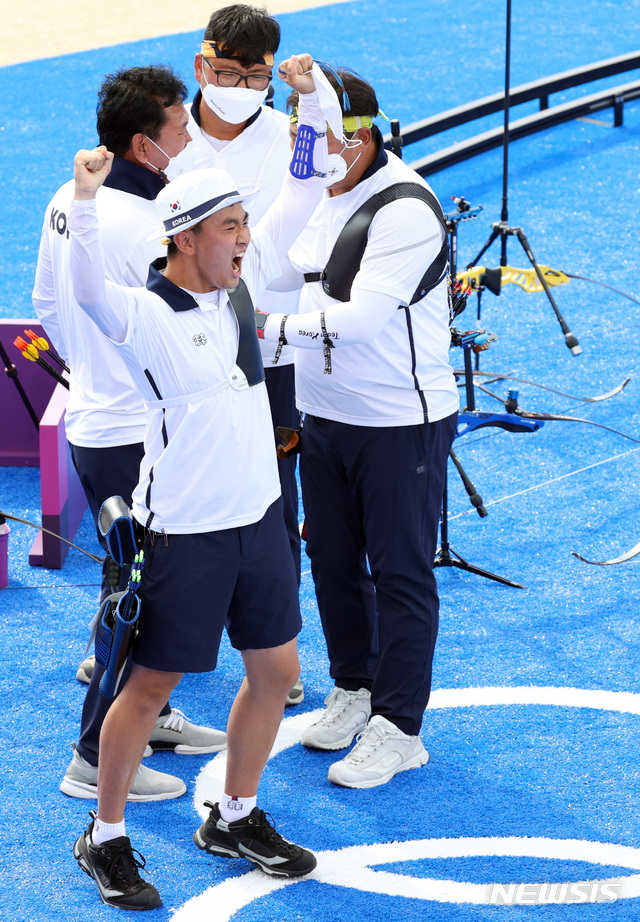 [도쿄(일본)=뉴시스] 이영환 기자 = 양궁 국가대표 김제덕이 26일 오후(현지시간) 일본 도쿄 유메노시마 공원 양궁장에서 열린 도쿄올림픽 남자양궁 단체전 4강전 일본과의 경기에서 슛오프 끝에 승리를 거둔 후 기뻐하고 있다. 2021.07.26. 20hwan@newsis.com