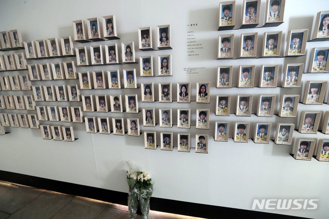 [서울=뉴시스] 국회사진기자단 = 26일 서울 광화문 광장 '세월호 기억공간'에 참사 희생자들의 사진이 전시되어 있다. 이날 서울시는 예정된 광화문 광장 '세월호 기억공간' 철거 작업을 기존 계획대로 진행하겠다고 밝혔다. 2021.07.26. photo@newsis.com