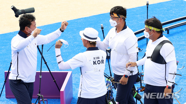 [도쿄(일본)=뉴시스] 이영환 기자 = 양궁 국가대표 김우진, 김제덕, 오진혁이 26일 오후(현지시간) 일본 도쿄 유메노시마 공원 양궁장에서 열린 도쿄올림픽 남자양궁 단체전 4강전 일본과 경기에서 승리를 거두자 홍승진 감독이 기뻐하고 있다. 2021.07.26. 20hwan@newsis.com