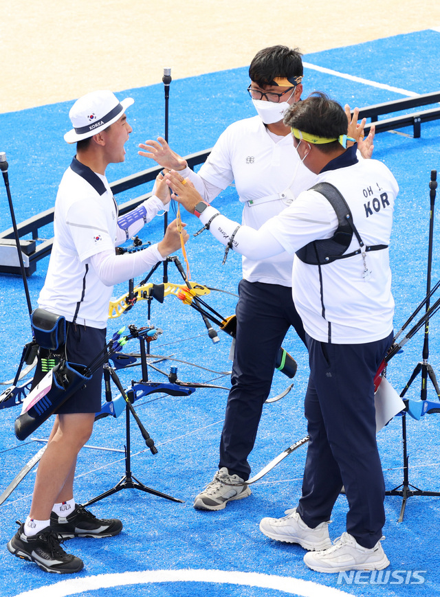 [도쿄(일본)=뉴시스] 이영환 기자 = 양궁 국가대표 김제덕, 김우진, 오진혁이 26일 오후(현지시간) 일본 도쿄 유메노시마 공원 양궁장에서 열린 도쿄올림픽 남자양궁 단체전 4강전 일본과의 경기에서 슛오프 끝에 승리를 거둔 후 기뻐하고 있다. 2021.07.26. 20hwan@newsis.com