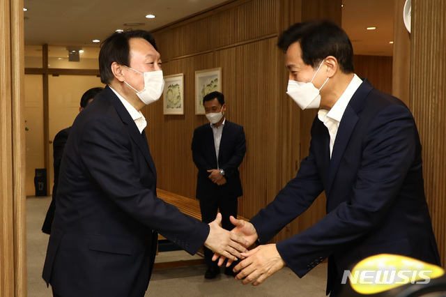 [서울=뉴시스] 국회사진기자단 = 야권 대권주자인 윤석열 전 검찰총장이 26일 서울시청에서 오세훈 서울시장과 만나 인사하고 있다. 2021.07.26. photo@newsis.com