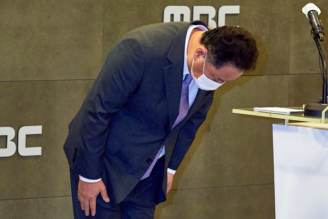[서울=뉴시스] 박성제 MBC 사장이 26일 오후 서울 마포구 상암동 MBC 경영센터에서 올림픽 방송사고에 대한 사과 기자회견을 하며 고개 숙여 인사하고 있다. (사진=MBC 제공) 2021.07.26. photo@newsis.com *재판매 및 DB 금지