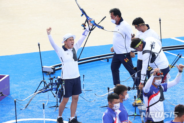 [도쿄(일본)=뉴시스] 이영환 기자 = 양궁 국가대표 김제덕, 김우진, 오진혁이 26일 오후(현지시간) 일본 도쿄 유메노시마 공원 양궁장에서 열린 도쿄올림픽 남자양궁 단체 결승전에서 우승하며 금메달을 차지한 뒤 기뻐하고 있다. 2021.07.26. 20hwan@newsis.com
