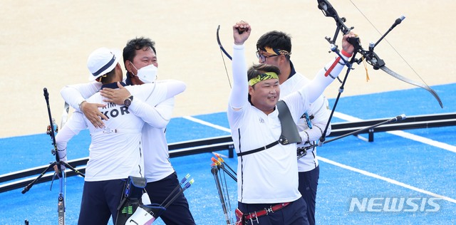 [도쿄(일본)=뉴시스] 이영환 기자 = 양궁 국가대표 김우진, 김제덕, 오진혁이 26일 오후(현지시간) 일본 도쿄 유메노시마 공원 양궁장에서 열린 도쿄올림픽 남자양궁 단체전 결승전에서 금메달을 확정짓자 기뻐하고 있다. 2021.07.26. 20hwan@newsis.com