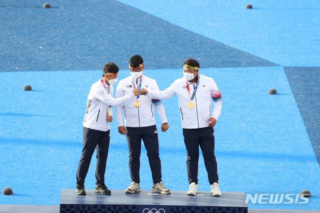 [도쿄(일본)=뉴시스] 이영환 기자 = 한국 국가대표팀이 26일 오후(현지시간) 일본 도쿄 유메노시마 공원 양궁장에서 열린 도쿄올림픽 남자양궁 단체전 결승에서 대만을 누르고 금메달을 차지했다. 2021.07.26. 20hwan@newsis.com