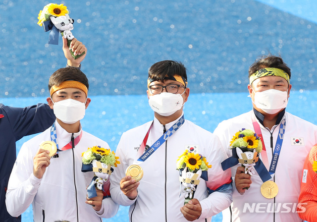 [도쿄(일본)=뉴시스] 이영환 기자 = 양궁 국가대표 김우진, 김제덕, 오진혁이 26일 오후(현지시간) 일본 도쿄 유메노시마 공원 양궁장에서 열린 도쿄올림픽 남자양궁 단체전 시상식에서 금메달을 목에 걸고 기념촬영 하고 있다. 2021.07.26. 20hwan@newsis.com