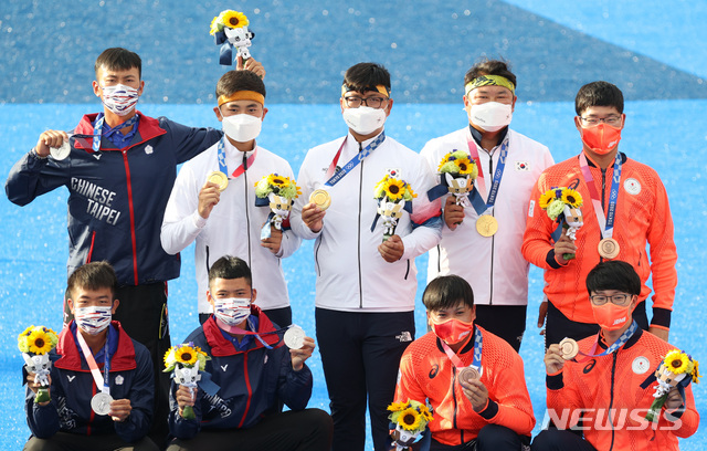 [도쿄(일본)=뉴시스] 이영환 기자 = 양궁 국가대표 오진혁, 김우진, 김제덕이 26일 오후(현지시간) 일본 도쿄 유메노시마 공원 양궁장에서 열린 도쿄올림픽 남자양궁 단체전 시상식에서 메달 세리머니 후 기념촬영을 하고 있다. 2021.07.26. 20hwan@newsis.com