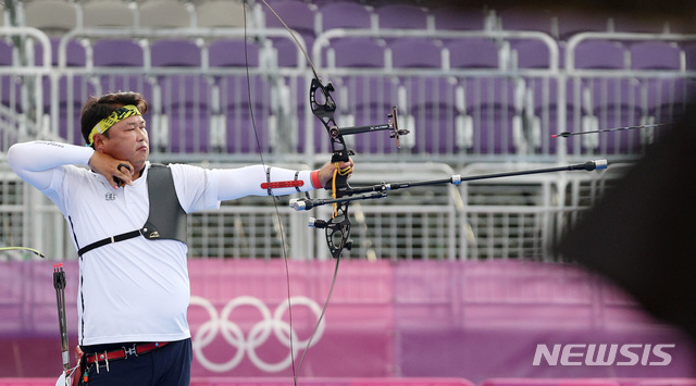 [도쿄(일본)=뉴시스] 이영환 기자 = 양궁 국가대표 오진혁이 26일 오후(현지시간) 일본 도쿄 유메노시마 공원 양궁장에서 열린 도쿄올림픽 남자양궁 결승전 대만과의 경기를 하고 있다. 2021.07.26. 20hwan@newsis.com