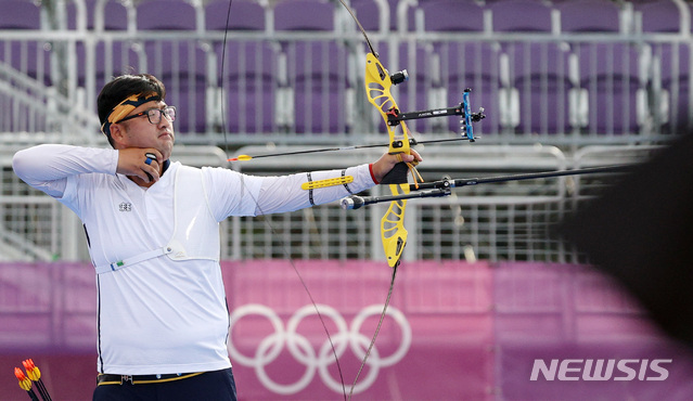 [도쿄(일본)=뉴시스] 이영환 기자 = 양궁 국가대표 김우진이 26일 오후(현지시간) 일본 도쿄 유메노시마 공원 양궁장에서 열린 도쿄올림픽 남자양궁 결승전 대만과의 경기를 하고 있다. 2021.07.26. 20hwan@newsis.com