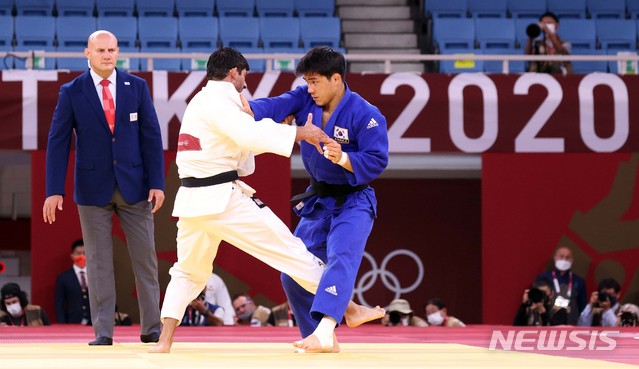 [도쿄(일본)=뉴시스] 최진석 기자 = 안창림이 26일 오후 도쿄 일본무도관에서 열린 2020 도쿄올림픽 유도 남자 73kg급 준결승 조지아의 라샤 샤브다투아슈빌리와의 경기에서 힘을 겨루고 있다. 2021.07.26. myjs@newsis.com