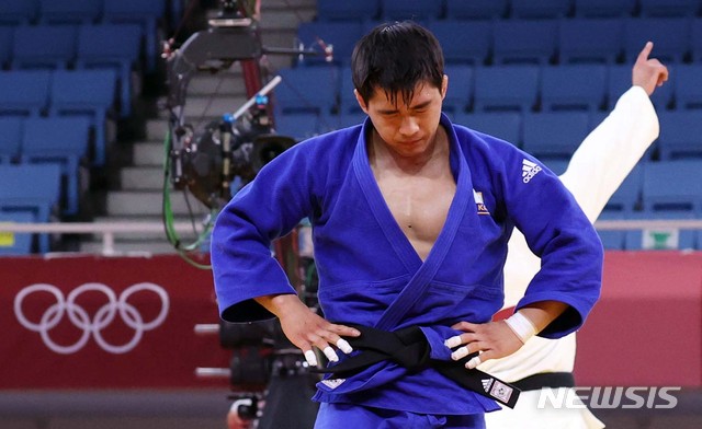 [도쿄(일본)=뉴시스] 최진석 기자 = 안창림이 26일 오후 도쿄 일본무도관에서 열린 2020 도쿄올림픽 유도 남자 73kg급 준결승 조지아의 라샤 샤브다투아슈빌리와의 경기에서 반칙패로 결승 진출에 실패한 뒤 아쉬워하고 있다. 2021.07.26. myjs@newsis.com