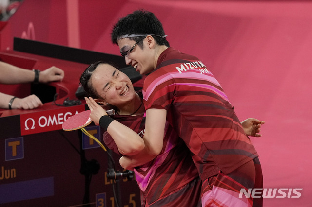 [도쿄=AP/뉴시스]일본 탁구대표팀 미즈타니 준(오른쪽)과 이토 미마. 2021.07.26. 