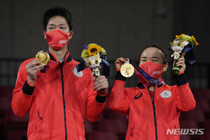 [도쿄=AP/뉴시스] 2021년 열린 2020 도쿄 올림픽에서 탁구 혼합 복식 금메달을 딴 일본의 이토 미마와 미즈타니 준. 2021.07.26