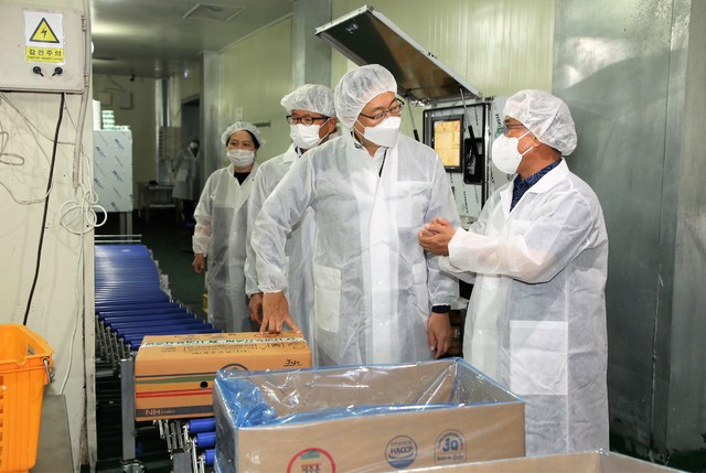 고영권 제주 정무부지사가 축산사업장을 점검하고 있다 *재판매 및 DB 금지