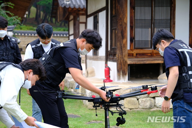 [경주=뉴시스] 이은희 기자= (주)리하이가 드론을 활용한 옥외문화재 관리 시스템을 개발하고 있다. (사진= 경주시 제공) 2021.7.27. photo@newsis.com 