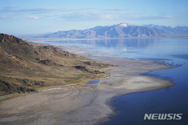 [솔트레이크시티(미 유타주)=AP/뉴시스]지난 5월4일 미 솔트레이크시티 인근 그레이트 솔트 호수 내 앤털로페섬이 수위가 낮아져 바닥을 드러내 보이고 있다. 미 유타주 그레이트 솔트 호수의 수위가 사상 최저를 기록했다고 미 지질조사국(USGS)이 밝혔다. 2021.7.27