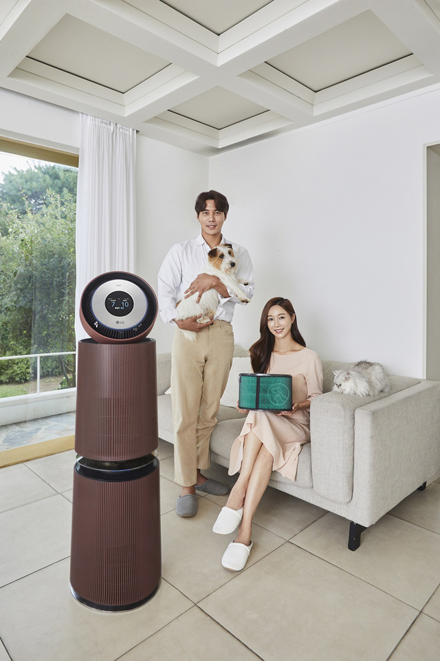[서울=뉴시스] LG전자가 반려동물을 키우는 가구를 위해 ‘퓨리케어 360° 공기청정기 펫 알파 오브제컬렉션’을 27일 출시했다. 모델이 신제품과 펫 전용 공기청정기 필터를 소개하고 있다. (사진=LG전자 제공) 2021.07.27. photo@newsis.com *재판매 및 DB 금지