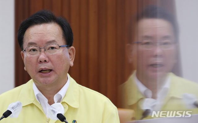 [서울=뉴시스] 김명원 기자 = 김부겸 국무총리가 27일 오전 서울 종로구 정부서울청사에서 열린 코로나19 대응 중앙재난안전대책본부(중대본) 회의에 참석해 발언하고 있다. (공동취재사진) 2021.07.27. photo@newsis.com