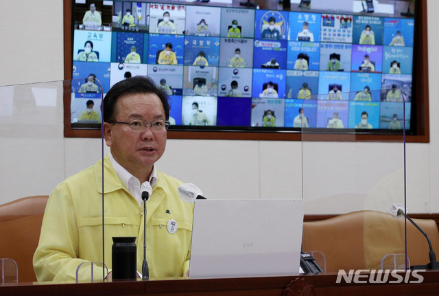[서울=뉴시스] 김명원 기자 = 김부겸 국무총리가 27일 오전 서울 종로구 정부서울청사에서 열린 코로나19 대응 중앙재난안전대책본부(중대본) 회의에 참석해 발언하고 있다. (공동취재사진) 2021.07.27. photo@newsis.com