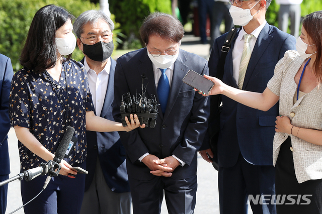 [과천=뉴시스] 정병혁 기자 = '해직교사 부당 특별채용 논란'에 연루된 조희연 서울시교육감이 피의자 신분으로 조사받기 위해 지난 7월27일 오전 경기 과천시 정부과천청사 고위공직자범죄수사처(공수처)로 출두하며 취재진의 질문에 답하고 있다. (공동취재사진) 2021.07.27. photo@newsis.com