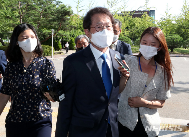 [과천=뉴시스] 정병혁 기자 = '해직교사 부당 특별채용 논란'에 연루된 조희연 서울시교육감이 피의자 신분으로 조사받기 위해 지난달 27일 오전 경기 과천시 정부과천청사 고위공직자범죄수사처(공수처)로 출두하고 있다. 2021.07.27. jhope@newsis.com