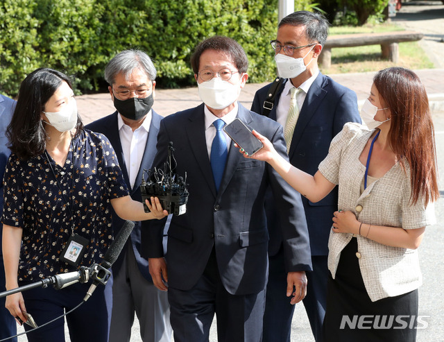 [과천=뉴시스] 정병혁 기자 = '해직교사 부당 특별채용 논란'에 연루된 조희연 서울시교육감이 피의자 신분으로 조사받기 위해 27일 오전 경기 과천시 정부과천청사 고위공직자범죄수사처(공수처)로 출두하고 있다. 2021.07.27. jhope@newsis.com