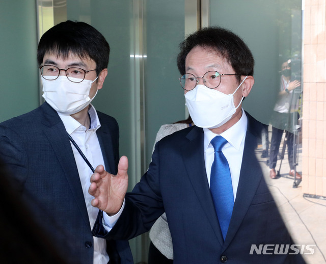 [과천=뉴시스] 정병혁 기자 = '해직교사 부당 특별채용 논란'에 연루된 조희연 서울시교육감이 피의자 신분으로 조사받기 위해 27일 오전 경기 과천시 정부과천청사 고위공직자범죄수사처(공수처)로 출두하고 있다. 2021.07.27. jhope@newsis.com