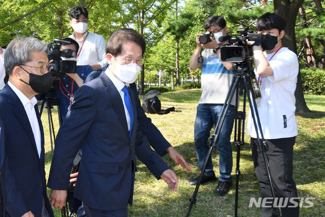 [과천=뉴시스] 정병혁 기자 = '해직교사 특별채용 논란'에 연루된 조희연 서울시교육감이 피의자 신분으로 조사받기 위해 지난 7월27일 오전 경기 과천시 정부과천청사 고위공직자범죄수사처(공수처)로 출석하고 있다. 2021.07.27. jhope@newsis.com