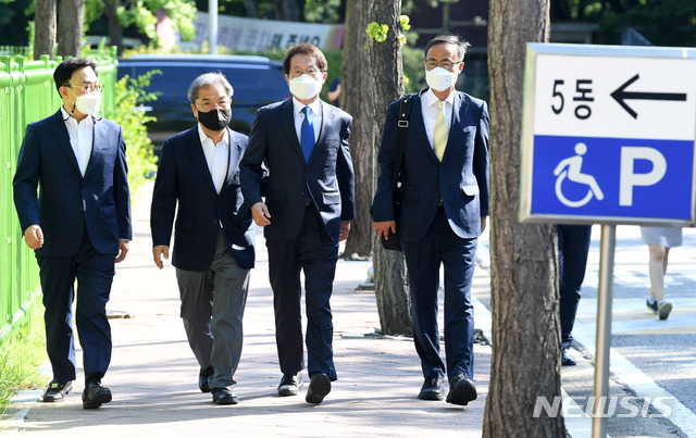 [과천=뉴시스] 정병혁 기자 = '해직교사 부당 특별채용 논란'에 연루된 조희연(오른쪽에서 두번째) 서울시교육감이 피의자 신분으로 조사받기 위해 지난달 27일 오전 경기 과천시 정부과천청사 고위공직자범죄수사처(공수처)로 출두하고 있다. 2021.07.27. jhope@newsis.com