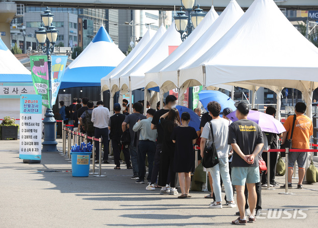 [서울=뉴시스] 조수정 기자 = 코로나19 신규확진자가 1365명 발생한 27일 서울 중구 서울역광장 코로나19 임시선별검사소에서 시민들이 이른 아침부터 검사를 받기 위해 긴 줄을 이루며 대기하고 있다. 2021.07.27. chocrystal@newsis.com