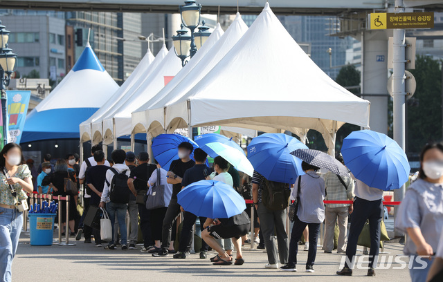 [서울=뉴시스] 조수정 기자 = 코로나19 신규확진자가 1365명 발생한 27일 서울 중구 서울역광장 코로나19 임시선별검사소에서 시민들이 이른 아침부터 검사를 받기 위해 긴 줄을 이루며 대기하고 있다. 2021.07.27. chocrystal@newsis.com