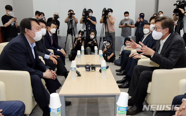 [부산=뉴시스] 하경민 기자 = 야권 대권주자인 윤석열 전 검찰총장이 27일 오전 부산 동구 북항재개발 현장을 방문, 박형준 부산시장을 만나 대화하고 있다. 2021.07.27. (부산사진공동취재단). photo@newsis.com