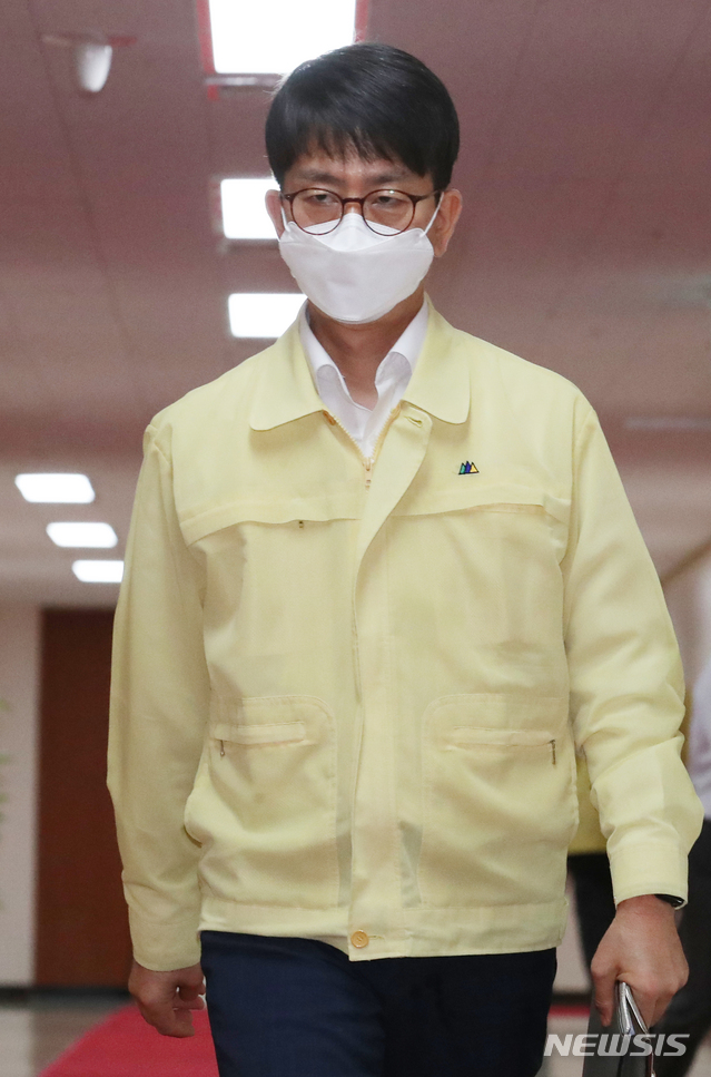 [서울=뉴시스] 김명원 기자 = 박재민 국방부 차관이 27일 오전 서울 종로구 정부서울청사에서 영상으로 열린 국무회의에 참석하고 있다. 2021.07.27. kmx1105@newsis.com