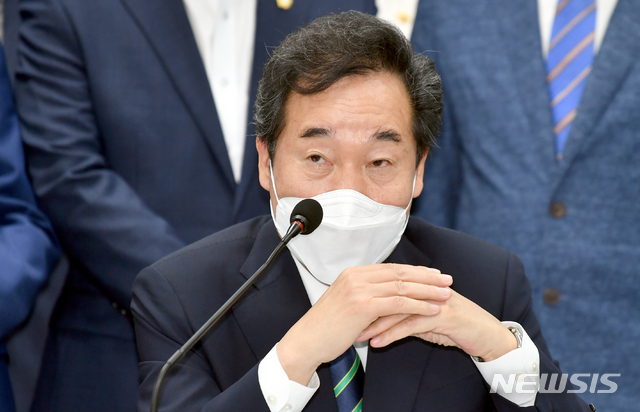 [광주=뉴시스] 류형근 기자 = 더불어민주당 대선주자인 이낙연 민주당 전 대표가 27일 오전 광주 서구 민주당 광주시당 대회의실에서 '광주·전남지역 기자 간담회'를 하고 있다. 2021.07.27. hgryu77@newsis.com