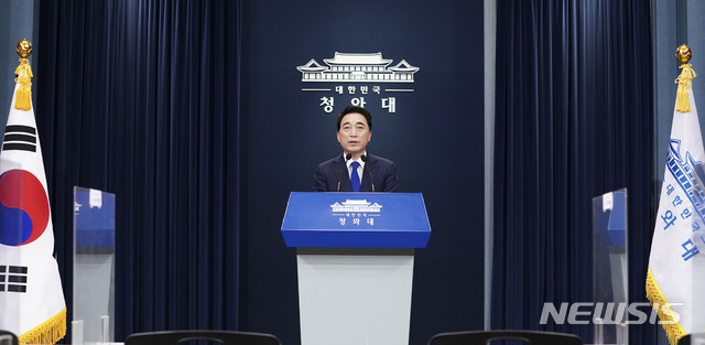 [서울=뉴시스] 박수현 국민소통수석이 27일 청와대 브리핑룸에서 ‘27일 오전 10시를 기해 그간 단절됐던 남북 간 통신연락선을 복원하기로 했다’며 관련 내용을 브리핑하고 있다. (사진=청와대 제공) 2021.07.27. photo@newsis.com