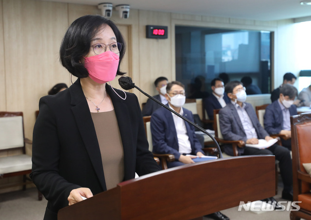 [서울=뉴시스] 전진환 기자 = 김현아 서울주택도시공사(SH) 사장 후보자가 27일 오전 서울 중구 서울시의회 의원회관에서 열린 인사청문회에서 인사말을 하고 있다 2021.07.27. amin2@newsis.com