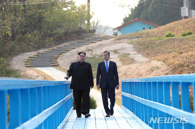 [서울=뉴시스] 지난 2018년 4월27일 문재인 대통령과 김정은 국무위원장이 경기 파주 판문점 도보다리에서 산책하고 있다.  (사진=뉴시스 DB) 2021.07.27. photo@newsis.com