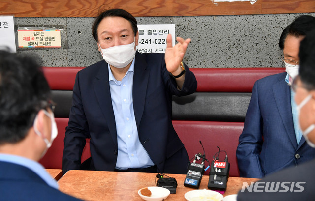 [부산=뉴시스] 하경민 기자 = 야권 대권주자인 윤석열 전 검찰총장이 27일 부산 서구의 한 식당을 방문, 지역 국회의원들과 식사하기에 앞서 대화하고 있다. 2021.07.27. yulnetphoto@newsis.com