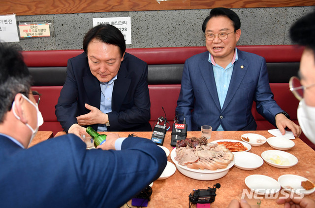 [부산=뉴시스] 하경민 기자 = 야권 대권주자인 윤석열 전 검찰총장이 27일 부산 서구의 한 식당을 방문, 지역 국회의원들과 함께 식사하면서 소주잔을 채우고 있다. 2021.07.27. yulnetphoto@newsis.com